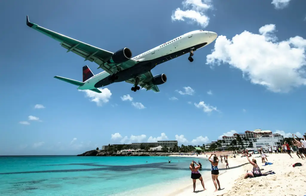 L'atterrissage d'un avion au dessus de la plage de Maho Beach à Saint-Martin.