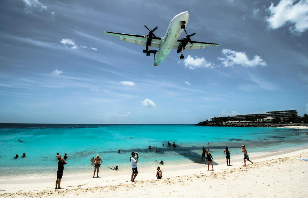 Un avion à hélice atterrissant à Saint-Martin
