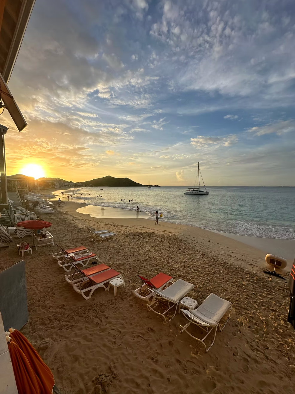 Plage de Grand-Case avec le soleil qui se couche.