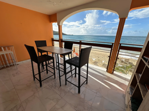 Terrasse de l'appartement directement sur la plage.