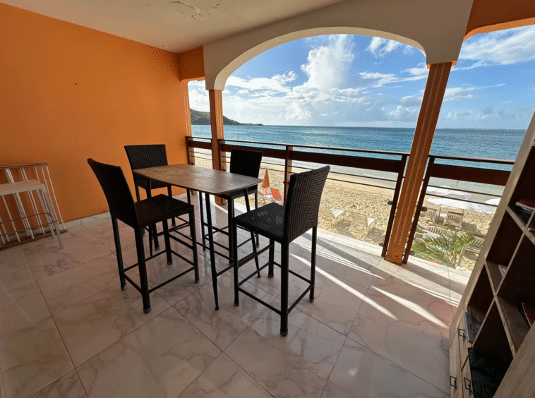 Terrasse de l'appartement directement sur la plage.