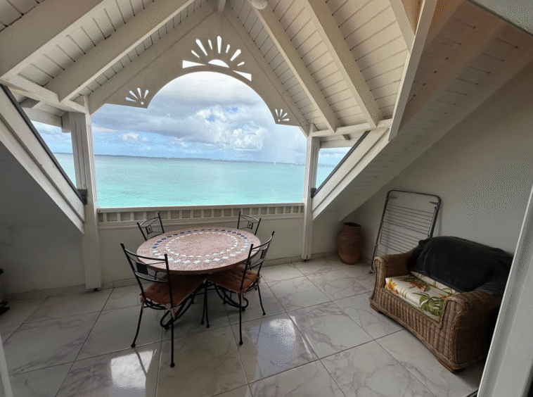 Terrasse du studio avec vue direct sur la mer à Grand-Case, Saint-Martin