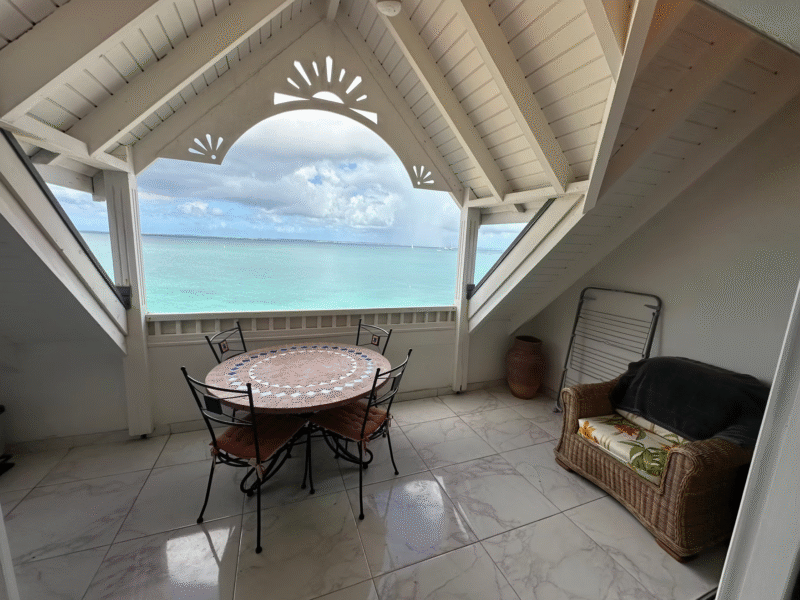 Terrasse du studio avec vue direct sur la mer à Grand-Case, Saint-Martin